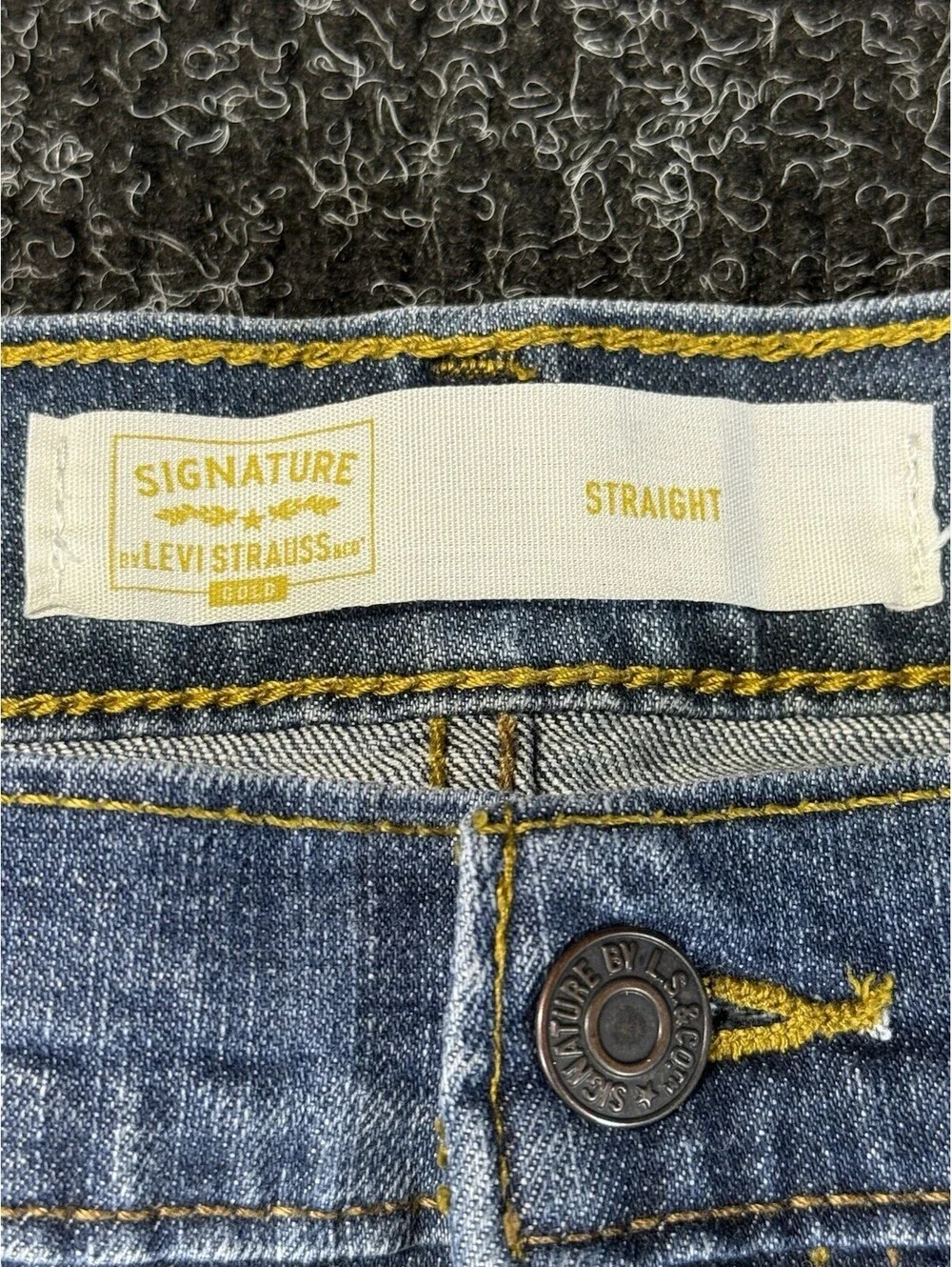 Signature by Levi Strauss & Co. Women’s Straight Mid Rise Denim Cutoff Shorts 24